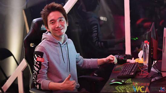 比赛现场神采奕奕的魔兽选手Lyn