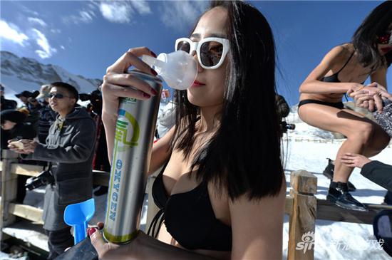 女主播边吸氧边直播