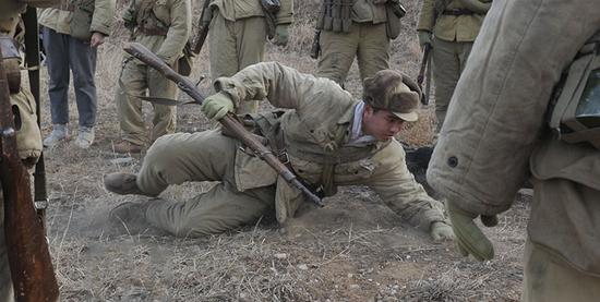 战士们正在学习如何安全的匍匐前进
