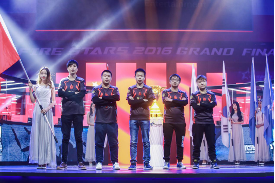 70KG与AG战队的队友们。