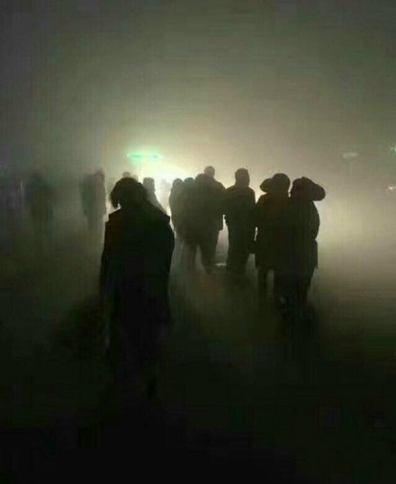 河北保定雾霾中接孩子放学的家长……