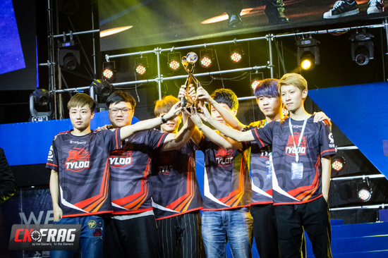 2016年Tyloo在国内多次高举奖杯