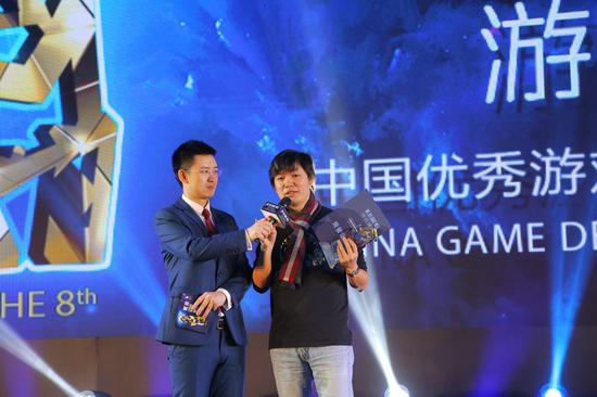 盛大游戏副总裁谭雁峰上台领奖