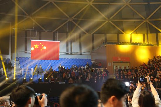 全场观众起立，奏国歌升国旗