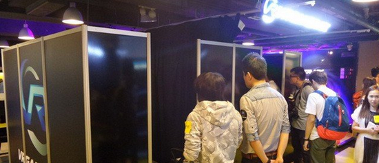 现场围观的人群