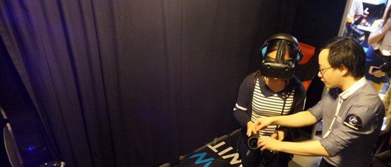 工作人员在讲解如何使用手柄