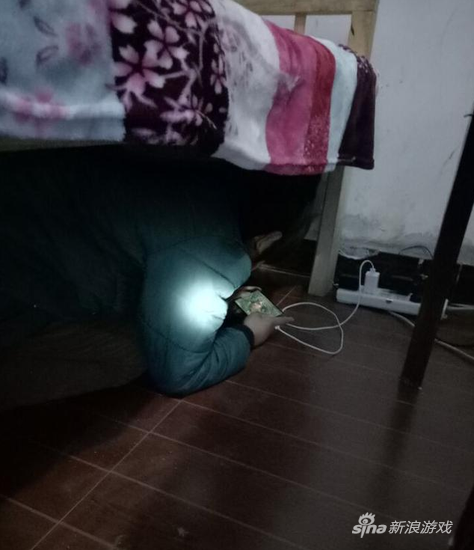 小学生为玩《王者荣耀》 竟躲在床下不出来