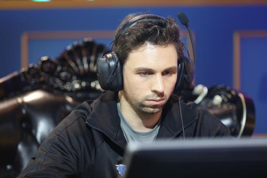 美国队还剩下chakki和reynad,而中国队这边还兵力充足,estarjasonz将