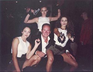 伊恩和三位cos劳拉的女星