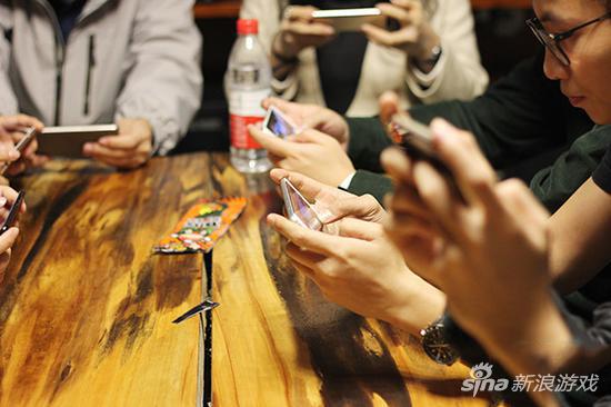 拿手机玩游戏如今已不是什么稀奇的事情