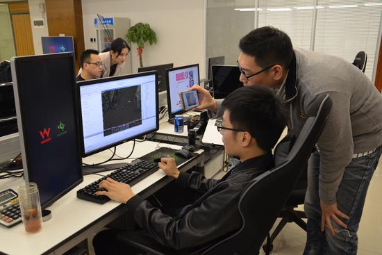 申佳虹先生正在录制《新倚天》引擎优化演示及新增的天气系统