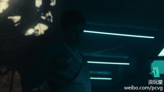 小哥手中的海军军官佩剑