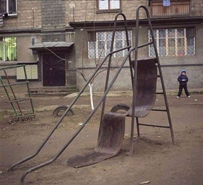 这种铁皮滑梯比塑料的滑梯好多了,没有静电问题,光滑度也好