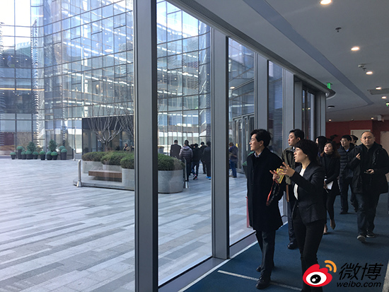 领导们参观会议区