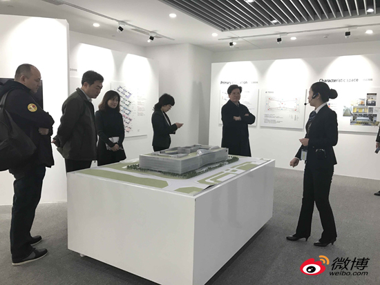 新浪展厅讲解员为领导们介绍公司概况