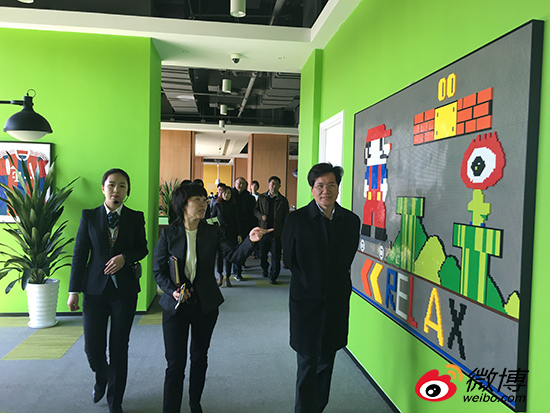 领导们参观新浪休闲区