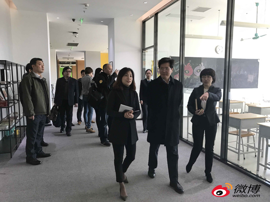 领导们参观新浪休闲区