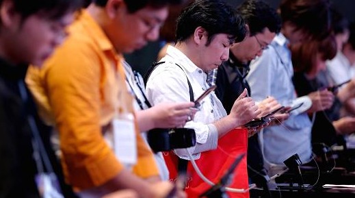 与生活密不可分的智能手机带动了手游市场的发展