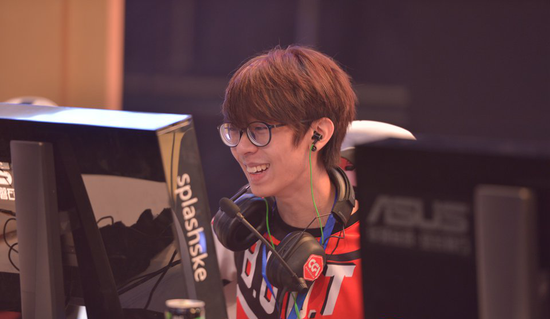 年仅17岁的splashske的沙鹰给5P造成了大量伤害