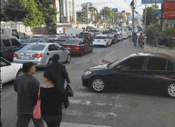 最后一位大哥小跑着也要踩