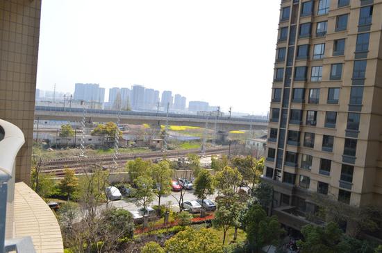 小区旁边的铁轨