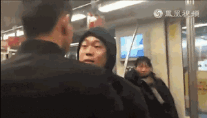 后面的路人大妈姿势不错