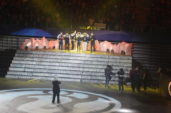 最后，大家一起开心地比个心吧！