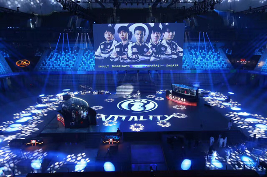 舞台中央、选手颁奖阶梯的地屏显示，通过图片与数据为观众带来震撼的视觉效果