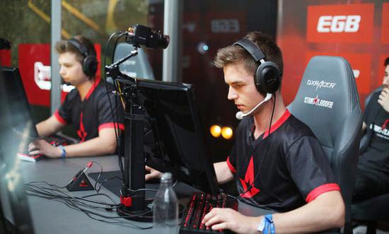 dev1ce在eco局的精彩1v3帮助Astralis在Mirage上完成逆转