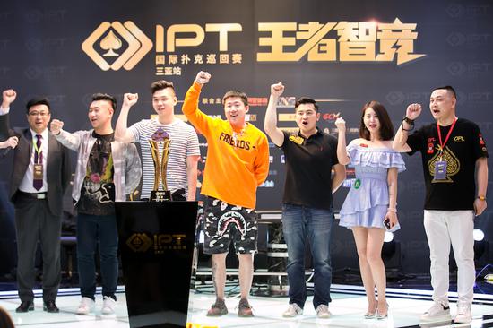 明星选手和裁判代表上台