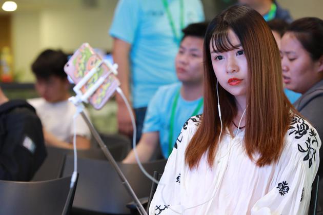 网红主播慕名直播比赛中