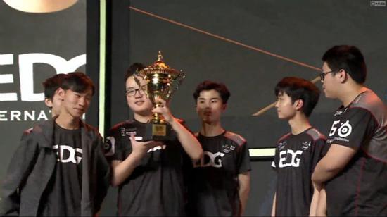 图4：RGS捧杯瞬间