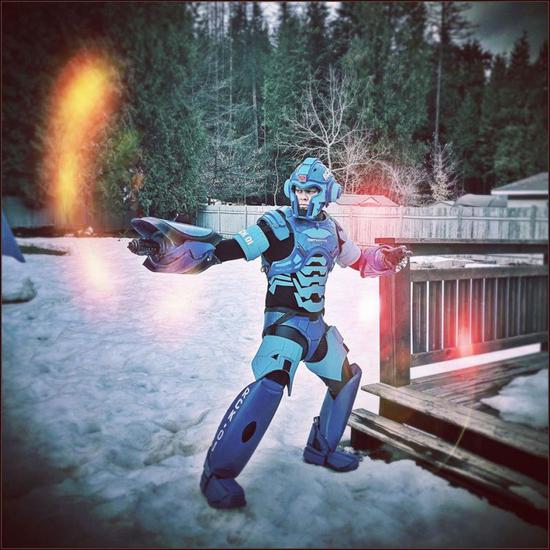 玩家雪地cos《洛克人》传奇角色 自带"五毛特效"