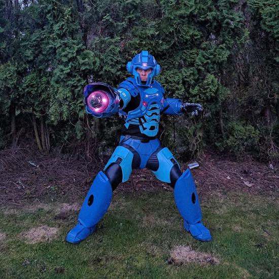 玩家雪地cos《洛克人》传奇角色 自带"五毛特效"