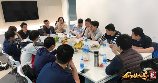 玩家与研发探讨游戏
