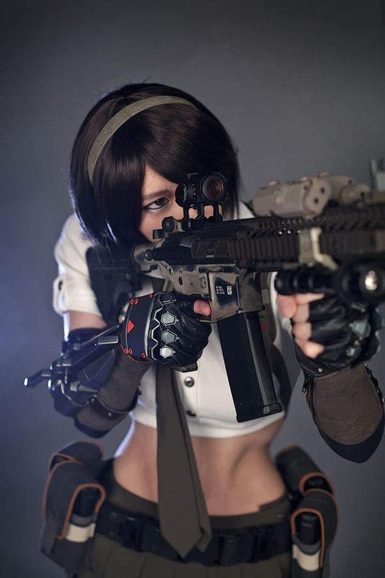 螺旋猫cos《cf》火辣女兵小姐姐身材逆天还会打枪
