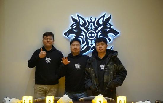 （从左至右）饮料、二龙、JY