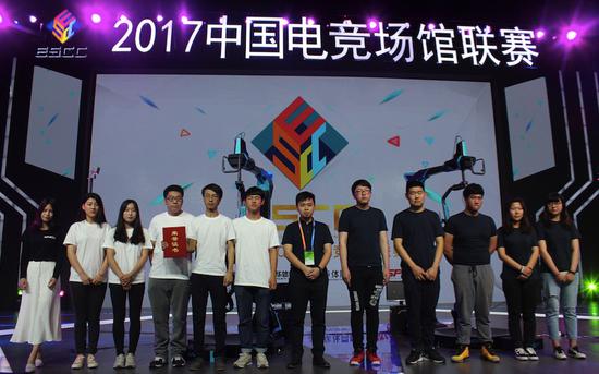 玖的VR市场总监梁振声为冠军团队颁奖