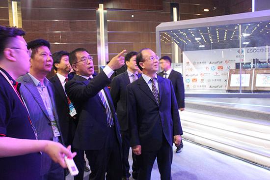 文化部副部长丁伟、北京市副市长王宁驻足观看VR电竞比赛