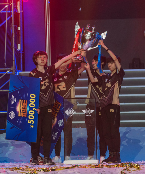 RNG高举冠军奖杯