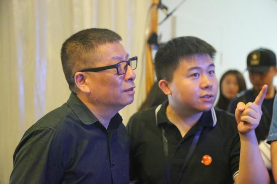 盛伯骥参事一行视察“德玛西亚杯·金鹰电竞站”电视导播区