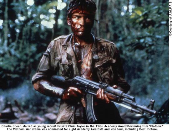 《野战排》中男主角用AK-47打死了自己的战友