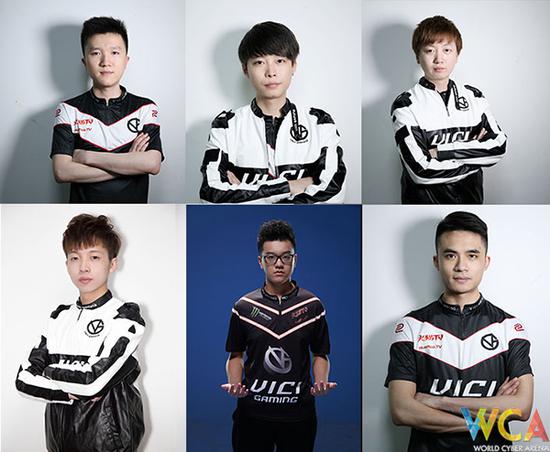 队员：advent（左上）、savage（中上）、tb（右上）、 auman（左下）、Freeman（中下）、zhokiNg（右下）