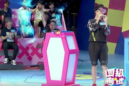 骚男吹爆气球炸飞“骚猪”