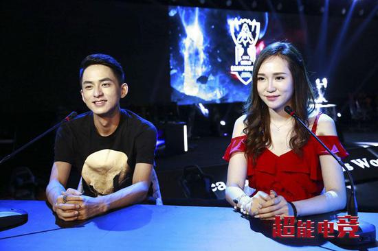 草莓客串赛事主持