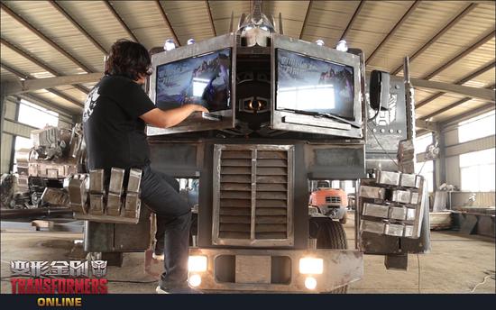 坐在擎天柱手上打游戏