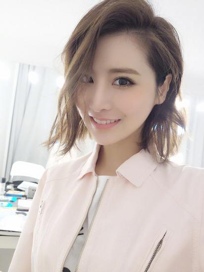 发姐晒美照称这美女是谁网友占便宜我老婆