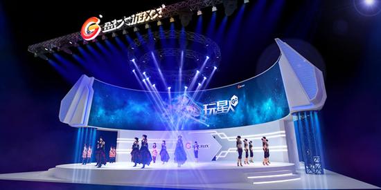 展台上方的灯光效果营造科幻感