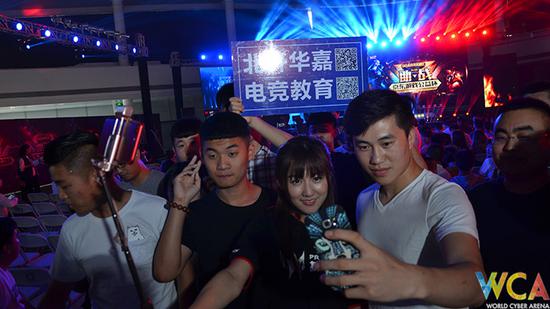 观摩职业比赛，与“小苍”合影