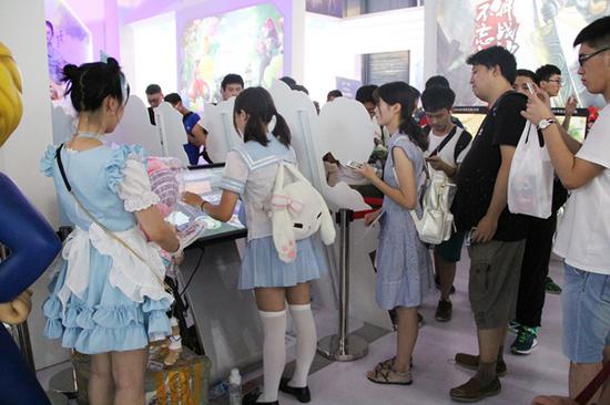 玩家在盛大游戏展台体验区排队试玩